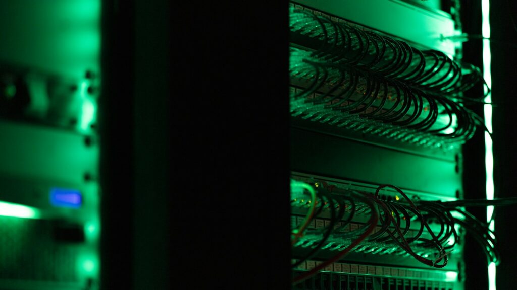 GPTBot crawlt Websites: Serverschrank mit Netzwerktechnik in einem dunklen Rechenzentrum