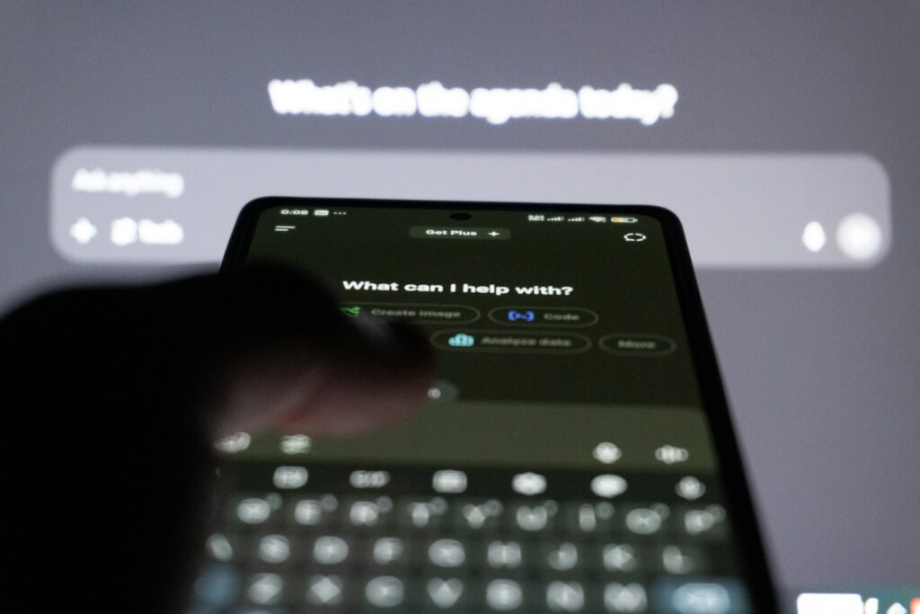 KI-Sichtbarkeit: Person tippt auf dem Smartphone eine Frage an einen KI-Chatbot