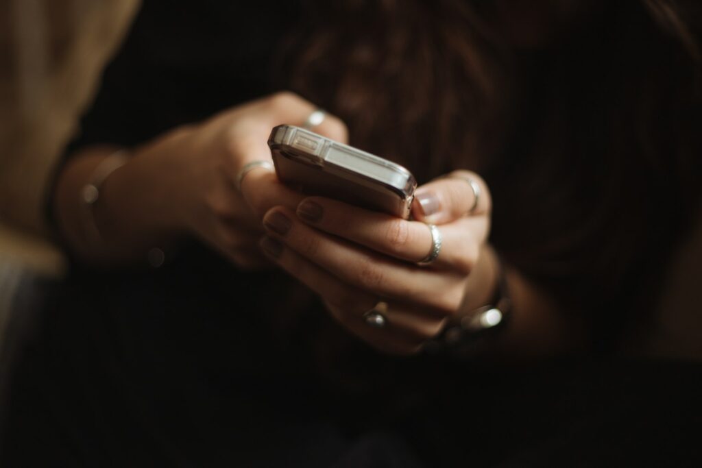 KI-Traffic aus Apps: Person nutzt ein Smartphone