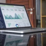 ROAS im Blick: Analytics-Dashboard mit Kampagnenkennzahlen auf einem Laptop