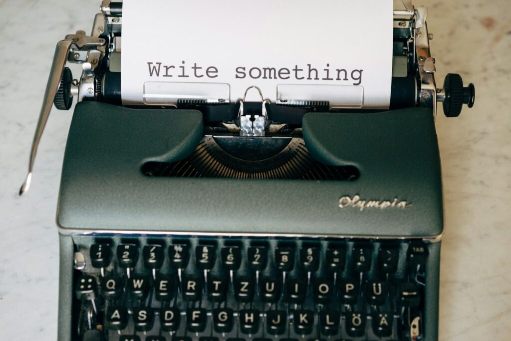 Textbroker Alternativen: Schreibmaschine mit dem Satz Write something