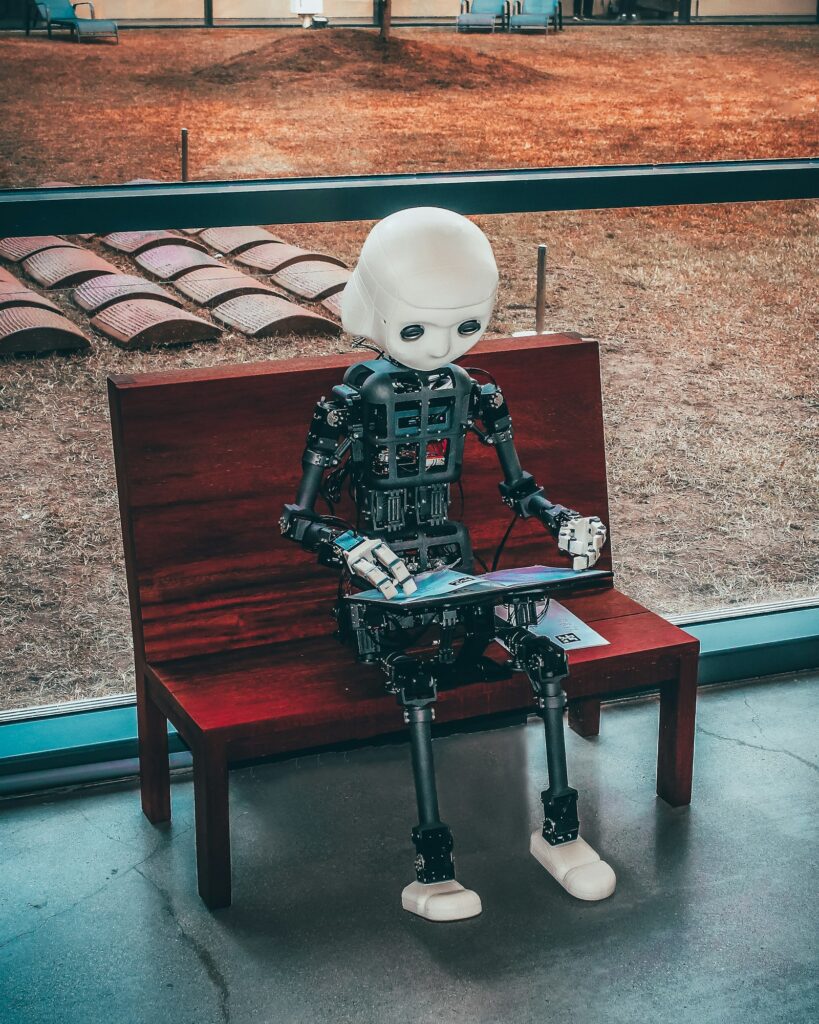 KI-Sichtbarkeit: Roboterspielzeug auf rotem Holztisch als Symbol für KI-Empfehlungen