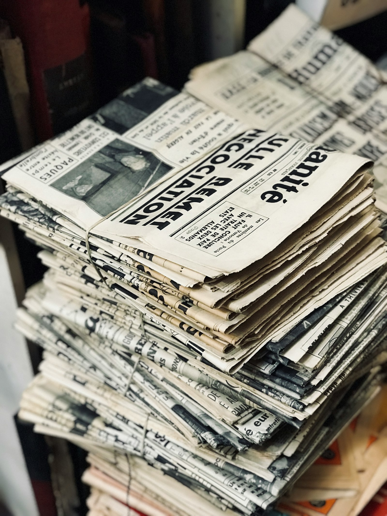 SEA und Digital PR: Bündel Zeitungen auf einem Tisch