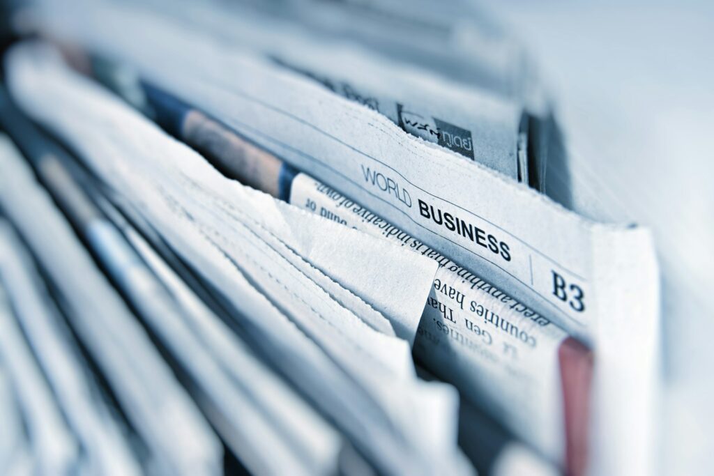 Wirtschaftszeitung als Symbol für SEA und Digital PR im Zusammenspiel