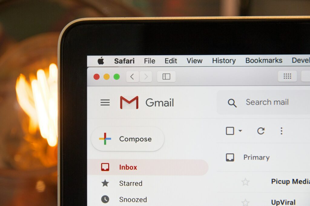 Google Spam Update Erholung: aufgeklappter Laptop auf dem Schreibtisch