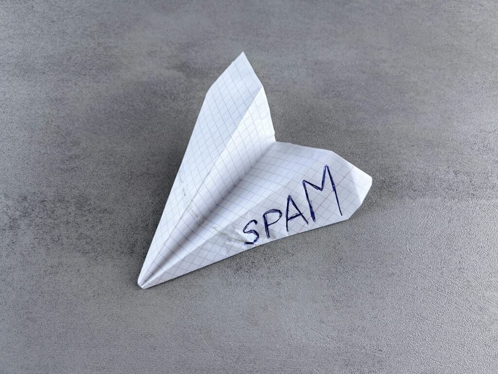 Google Spam Update: Papierflieger mit der Aufschrift Spam als Symbol für unerwünschte Inhalte