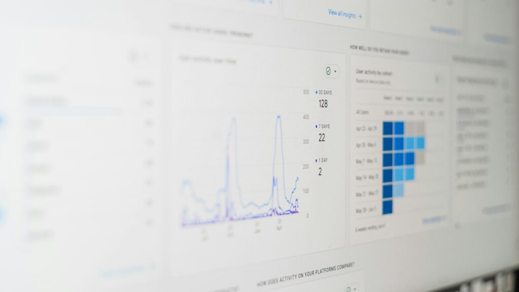 Google Spam Update: Bildschirm mit einer Datenauswertung zur Analyse von Ranking-Verlusten