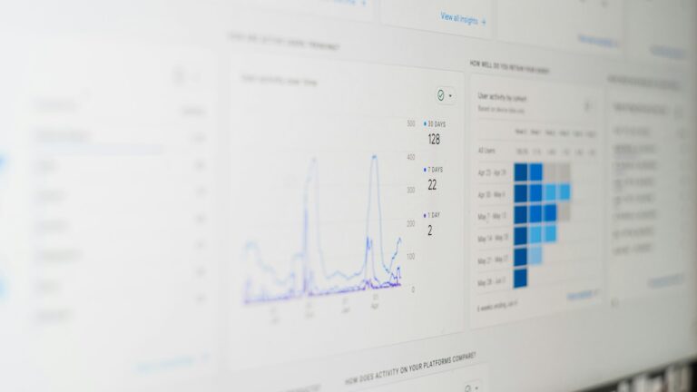 Google Spam Update: Bildschirm mit einer Datenauswertung zur Analyse von Ranking-Verlusten
