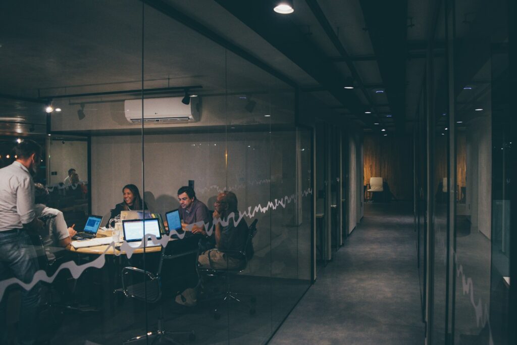 Team bespricht im Meeting die Zusammenarbeit mit einer GEO Agentur