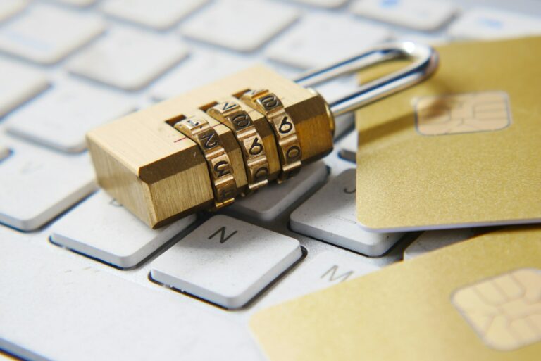 Goldenes Vorhängeschloss auf einer Tastatur
