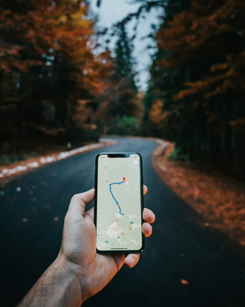 Ask Maps in Google Maps: Hand hält ein Smartphone mit Navigationskarte