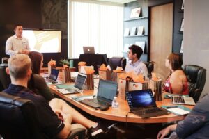 ChatGPT Werbung: Team bespricht eine Kampagne an Laptops