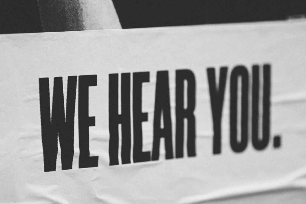 KI im Kundenservice mit Kundennähe: Banner mit der Aufschrift We hear you