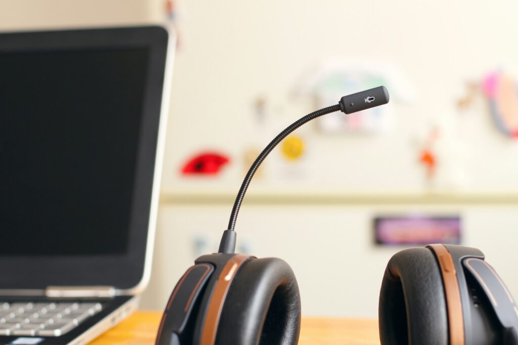 KI Kundenservice einführen: Headset neben einem Laptop
