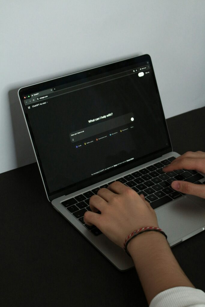 KI im Kundenservice: Person tippt auf einem Laptop