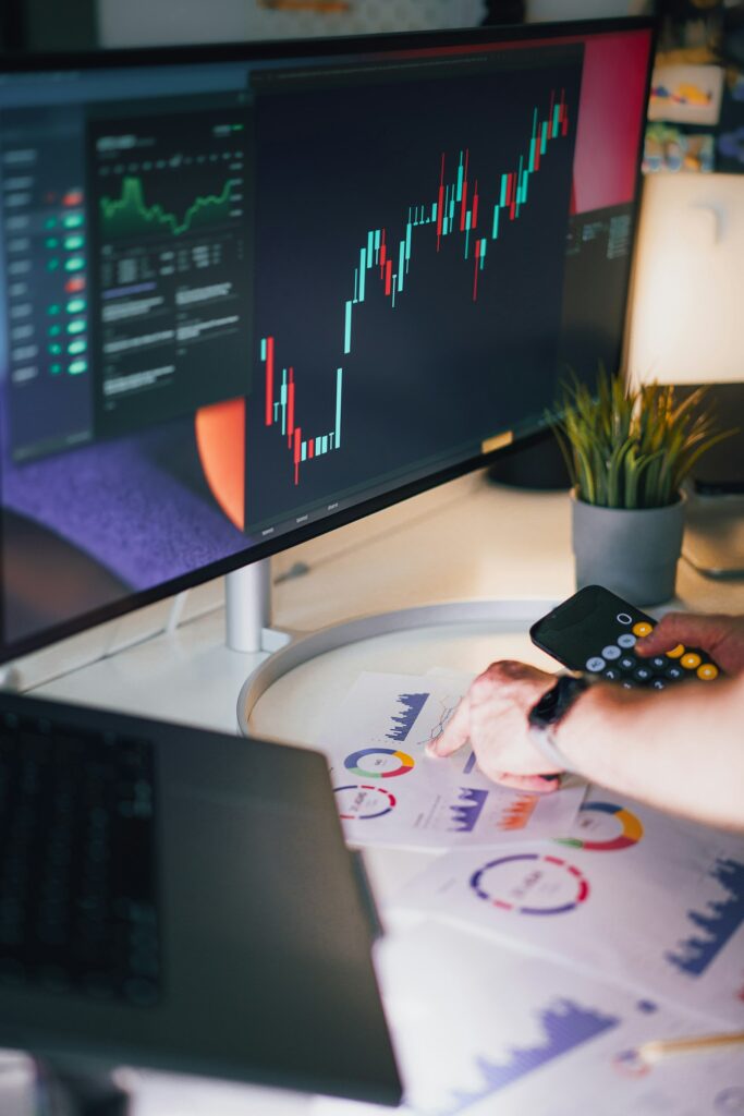 Marketing-KPIs: Person analysiert Daten auf einem Bildschirm