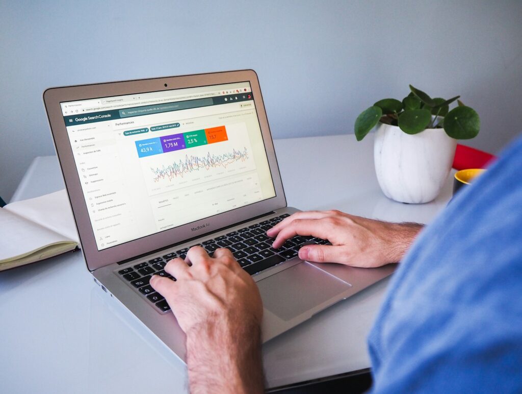 Zero-Click-Search: Person arbeitet an einem Laptop auf einem weißen Tisch