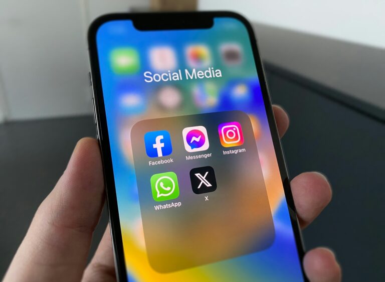 Social Media Scheduler: Smartphone mit Social-Media-Apps in der Hand