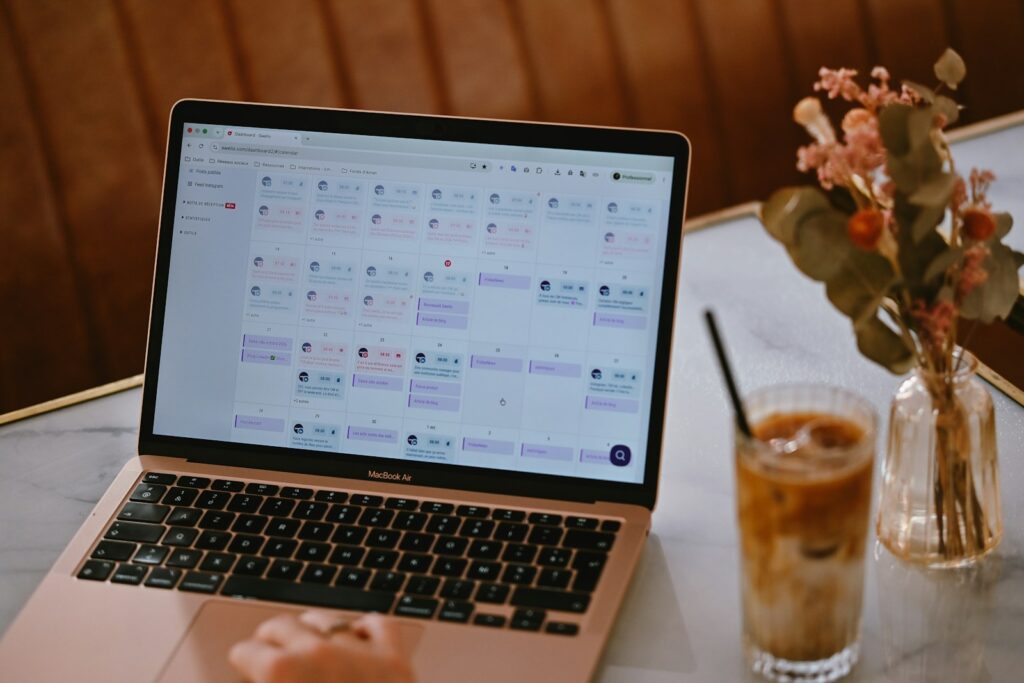 Social Media Scheduler mit Content-Kalender auf einem Laptop