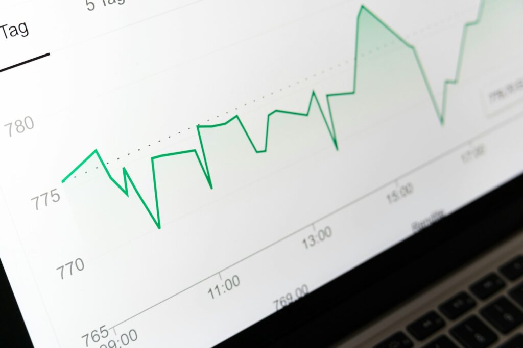 SEO-ROI: Kursdiagramm auf einem Laptop als Symbol für die Rendite von SEO