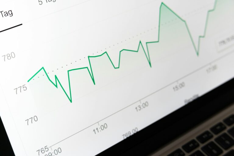 SEO-ROI: Kursdiagramm auf einem Laptop als Symbol für die Rendite von SEO