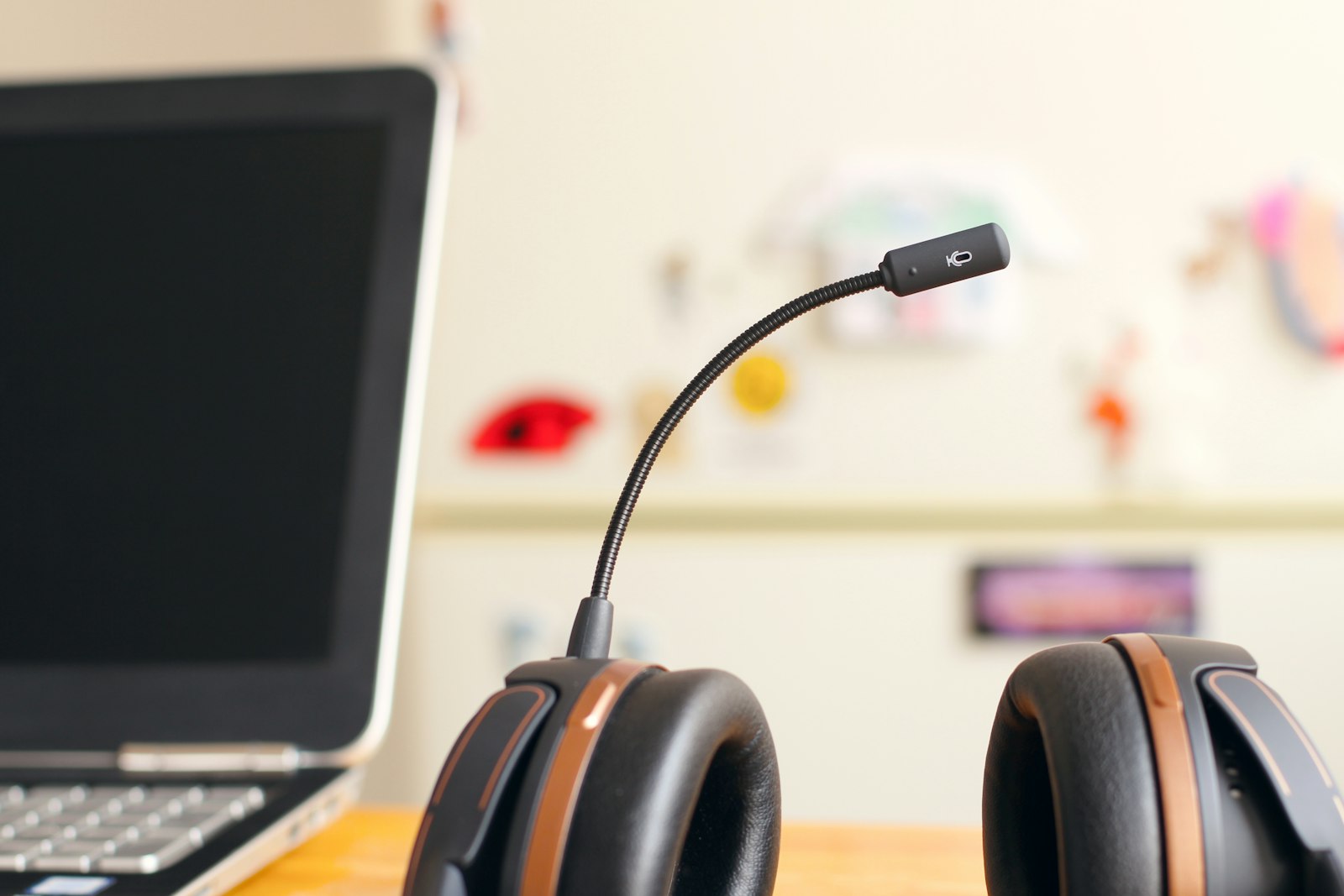 Headset neben einem Laptop