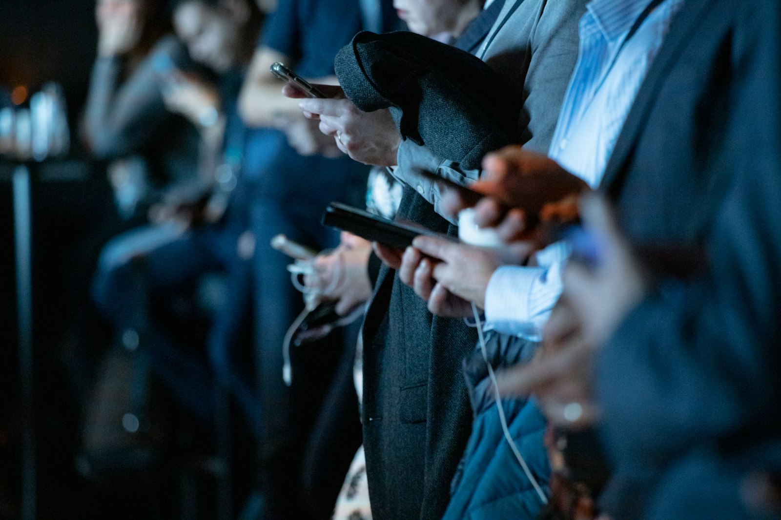 Reddit-Marketing: Menschen schauen auf ihre Smartphones