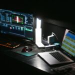 Copilot vs. ChatGPT: Laptop und Monitor an einem dunklen Arbeitsplatz