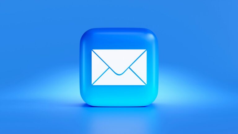 Blauer Button mit weißem Briefumschlag als Symbol für E-Mail und Newsletter-Anmeldung