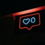 Engagement Rate: Neon-Sprechblase mit Herz als Symbol für Interaktionen