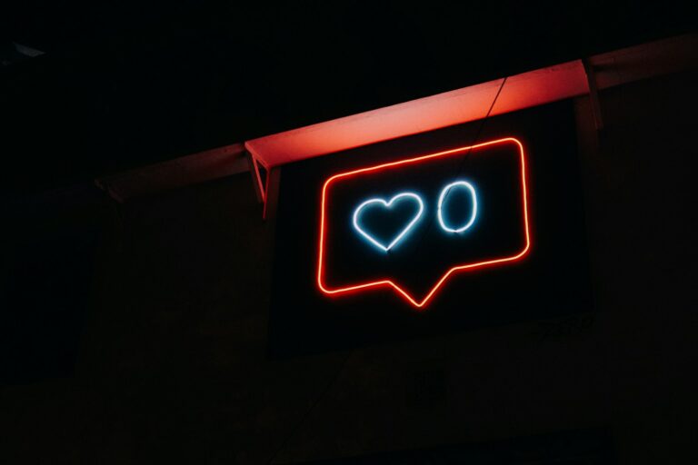 Engagement Rate: Neon-Sprechblase mit Herz als Symbol für Interaktionen