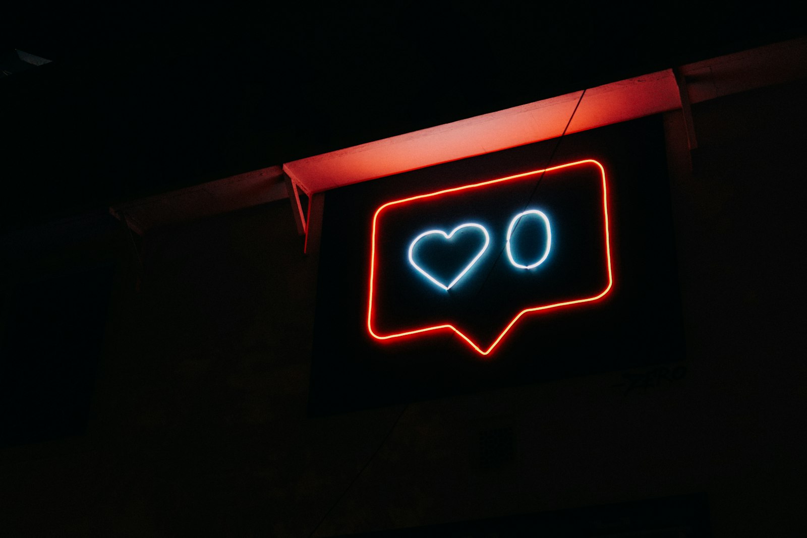 Engagement Rate: Neon-Sprechblase mit Herz als Symbol für Interaktionen