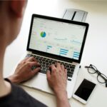 Google Tag Manager einrichten am Laptop