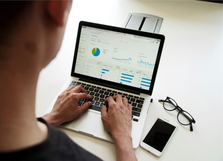 Google Tag Manager einrichten am Laptop