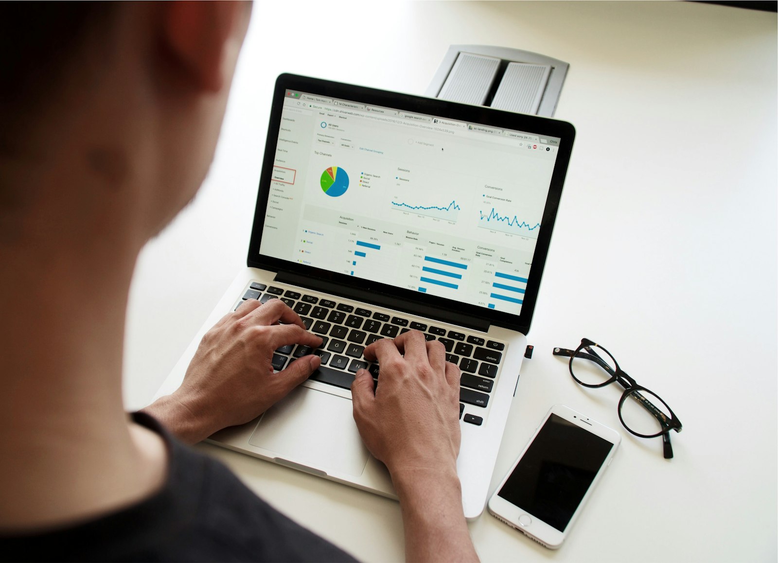 Google Tag Manager einrichten am Laptop