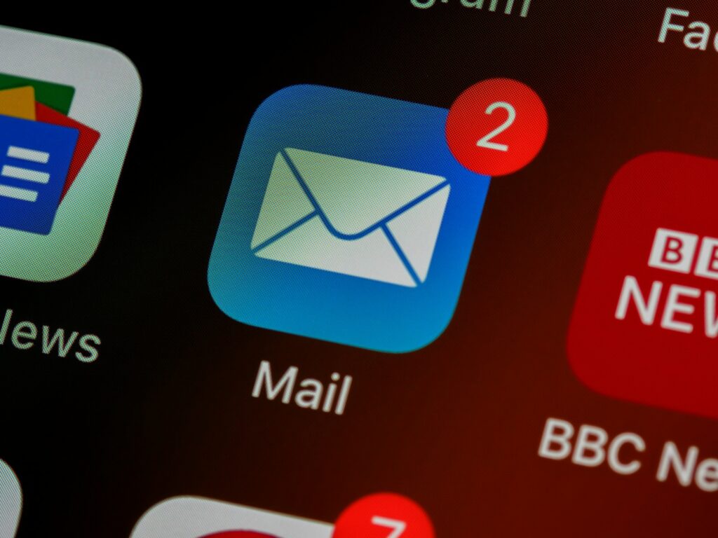 Nahaufnahme des Mail-App-Symbols auf einem Smartphone
