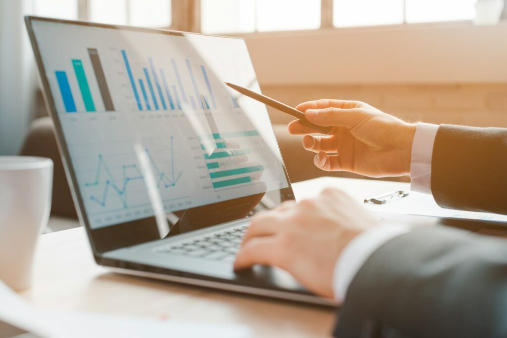 Meta Ads auswerten: Person analysiert Geschäftszahlen am Laptop