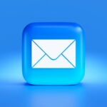 Newsletter Tools im Vergleich: Taste mit Briefumschlag-Symbol für E-Mail-Marketing