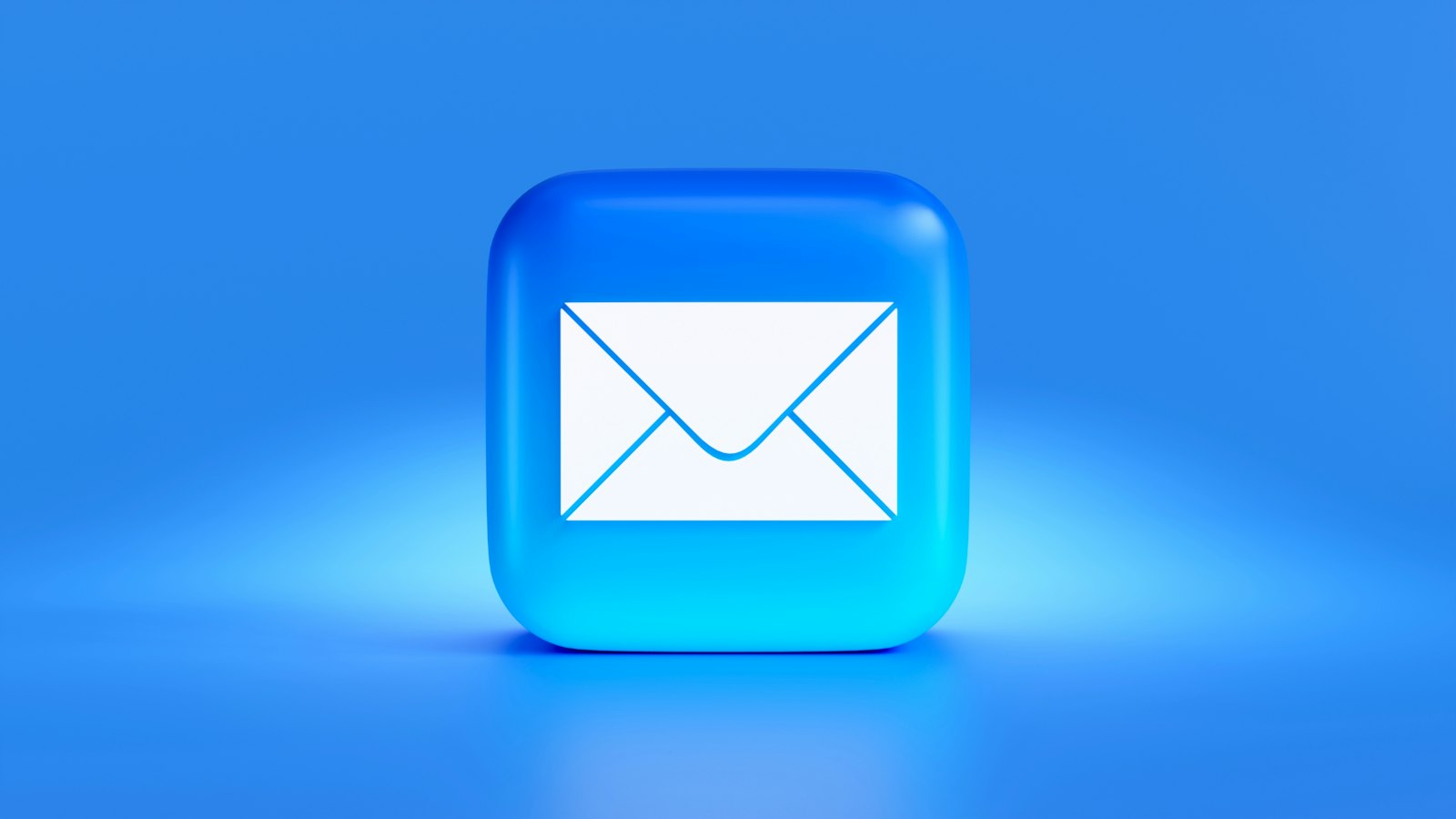 Newsletter Tools im Vergleich: Taste mit Briefumschlag-Symbol für E-Mail-Marketing