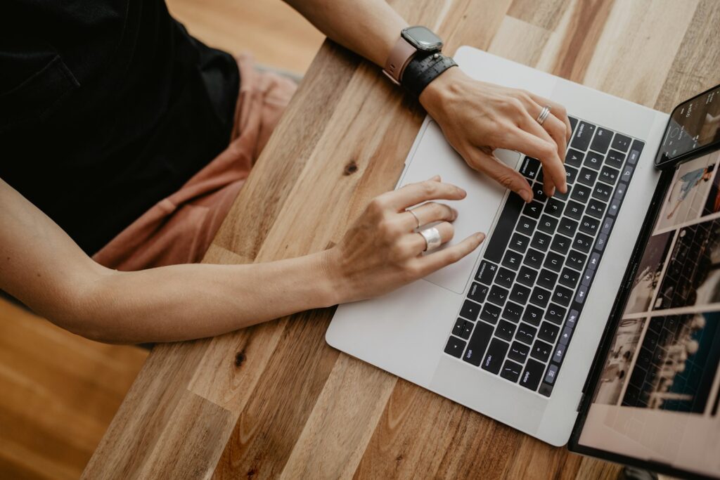 Person tippt am Laptop und vergleicht Copilot vs. ChatGPT für den Job