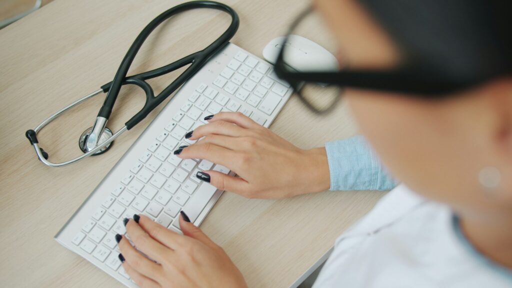 SEO für Ärzte: Arzt tippt medizinische Website-Texte am Computer