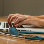 SEO für Ärzte: Laptop und Stethoskop auf dem Schreibtisch einer Arztpraxis