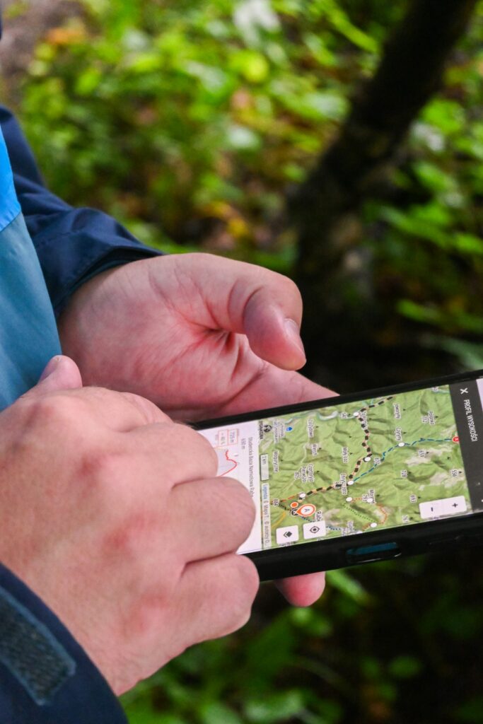SEO für Ärzte: Patient sucht auf dem Smartphone in der Karte nach einer Praxis in der Nähe