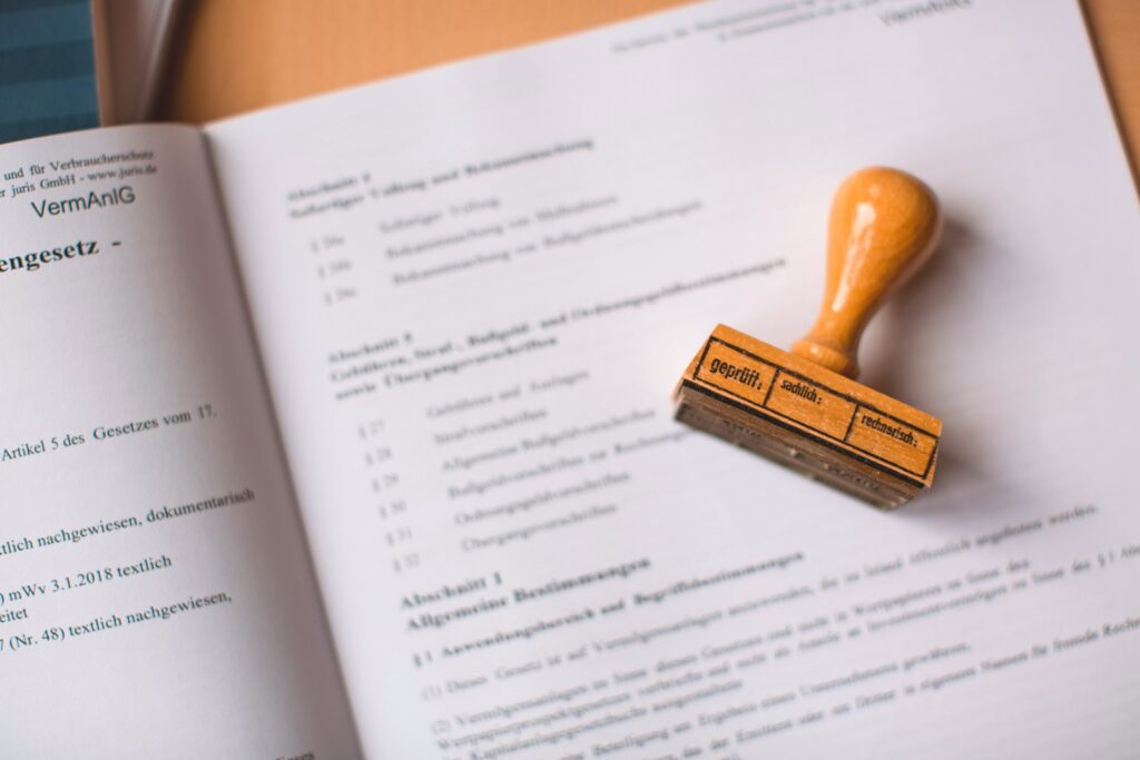 SEO für Anwälte: Akte mit Stempel auf einem Schreibtisch in der Kanzlei