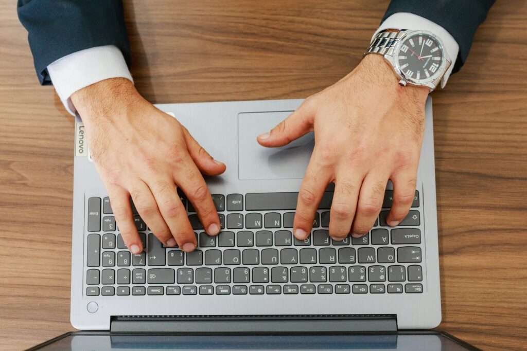 SEO für Anwälte: Anwalt schreibt einen Rechtstipp am Laptop