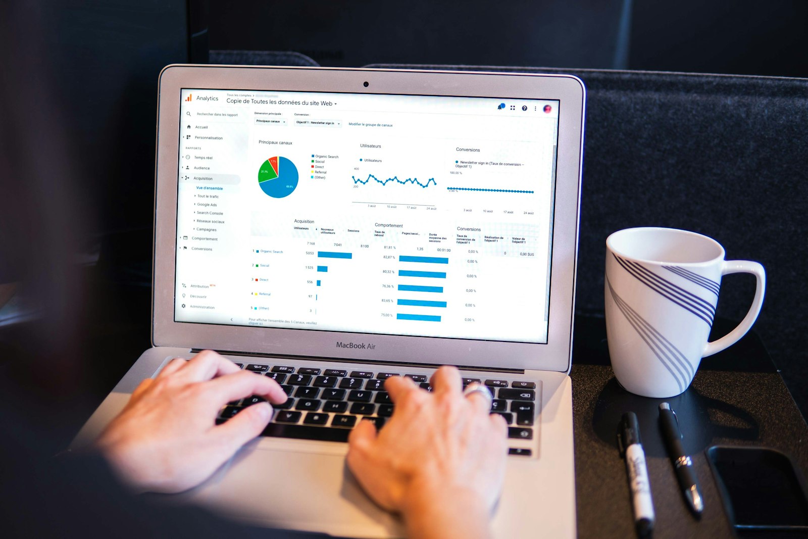 Sistrix-Alternativen: Laptop mit geöffnetem Analytics-Bericht auf einem dunklen Tisch