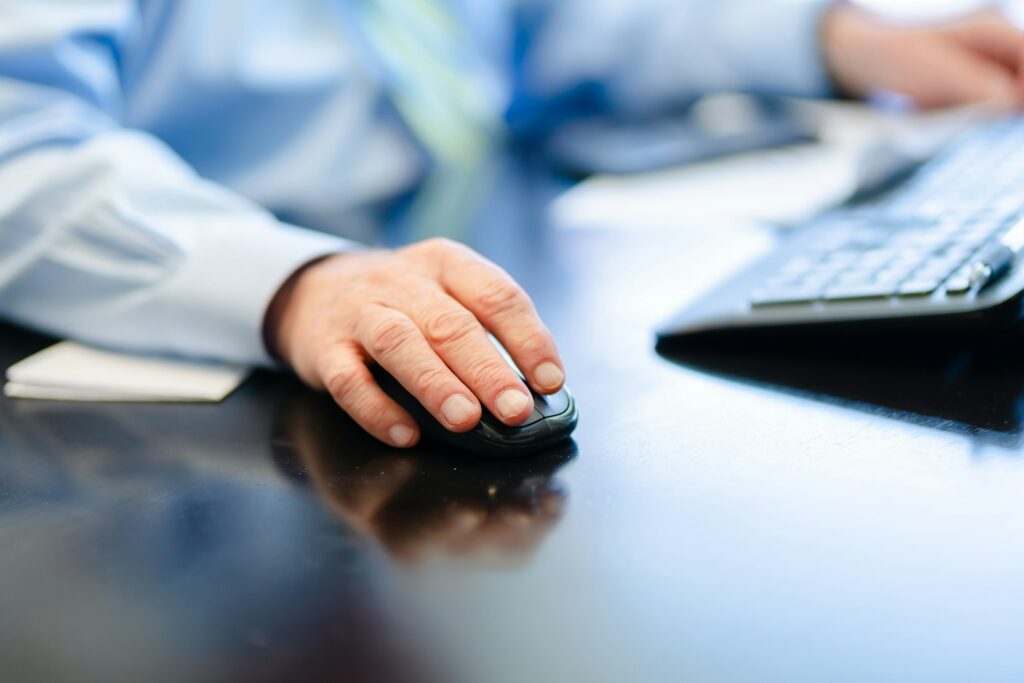 Team im Büro entscheidet über Copilot vs. ChatGPT am Laptop