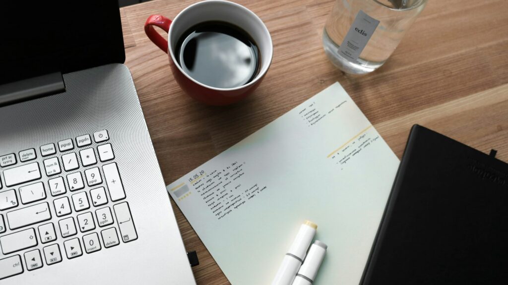 Notizen und Kaffeetasse auf einem Holztisch