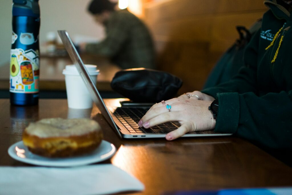Arbeitsplatz mit Laptop auf einem Holztisch