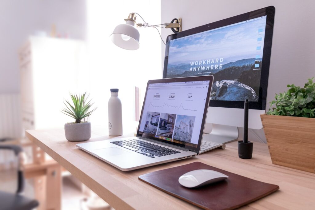 Arbeitsplatz mit Laptop und Monitor beim Erstellen einer Website